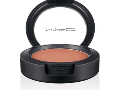 Anschließend zaubert Nicole mit einem Blush einen Glow auf die Wangen. Das bronzefarbene Rouge etwas unterhalb des Wangenknochens auftragen, das schmälert das Gesicht. "Office Hours Pro Longwear Blush Eternal Sun" von MAC, ca. 25 Euro