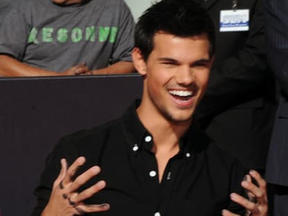 Taylor Lautner mit schmutzigen Pranken