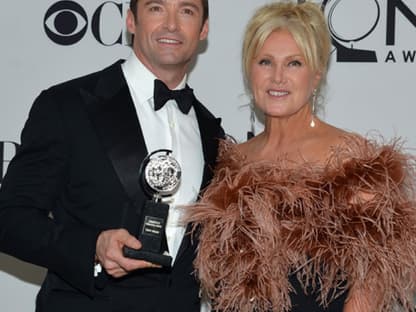 Hugh Jackman mit seinen beiden Trophäen: Den Sonderpreis und seiner Frau Deborra-Lee Furness