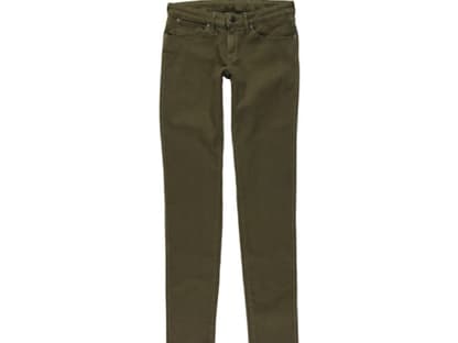 Die low-rise Jeans in Khakigrün ist von Wrangler, ca. 100 Euro