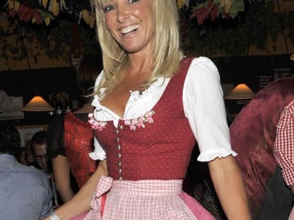 Dschungel-Liebling Gundis Zambo in einem roten Dirndl