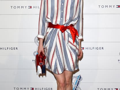 Franziska Knuppe in einem längsgestreiften Seidenkleid und blau-weiß-roten Accessoires von Tommy Hilfiger aus der Runway Collection S/S 2013. Absolutes Highlight ist die in der Taille gebundene Schleife. 
