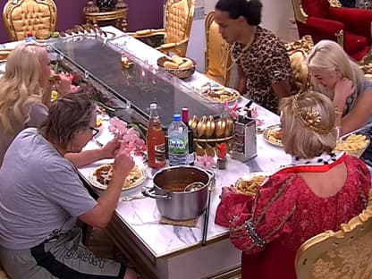 Tag 13 im "Promi Big Brother"-Haus. Jenny Elvers, Martin Semmelrogge, Simon Desue, Marijke Amado und Natalia beim Mittagessen