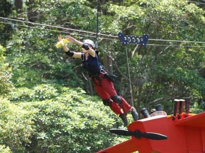 Tag 7 im Dschungelcamp: Georgina bricht den Rekord und muss erneut zur Dschungelprüfung antreten. Von einem in der Luft hängendem Flugzeug muss sie zum Anderen springen