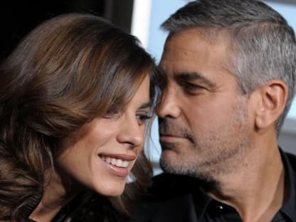 Gestern stellte Hollywood-Star George Clooney seinen neuen Film "Up in the Air" in Los Angeles vor. Und brachte gleich seine Freundin Elisabetta Canalis mit - und seine Mutter