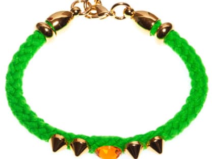 30. Juli 2012: WOW! Neon und Nieten, eine unschlagbare Kombi! Das "Daria Apple"-Armband aus Baumwolle mit Nietendetails und Zierstein ist von Caroline Baggi und über antecedens.de für ca. 70 Euro zu bestellen