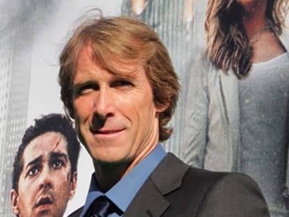 Michael Bay vor dem Filmplakat des aktuellen Blockbusters