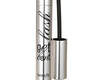 "Get Bent Lash Mascara" von Benefit erleichtert durch die gebogene Bürste das Auftragen der Mascara ab dem Wimpernansatz und hebt dadurch die Wimpern automatisch an, ca. 20 Euro