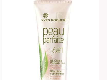 Die "Peau Parfaite 6 in 1" lässt sich durch die leichte Textur super gut verteilen. Bei stärkeren Hautunreinheiten oder Augenrändern ist sie nicht unbedingt geeignet, da sie im Gegensatz zu anderen BB Creams nicht sehr deckend ist. In dem Fall müsste man sonst noch einen Concealer o.Ä. hinzuziehen. Von Yves Rocher, ca. 18 Euro