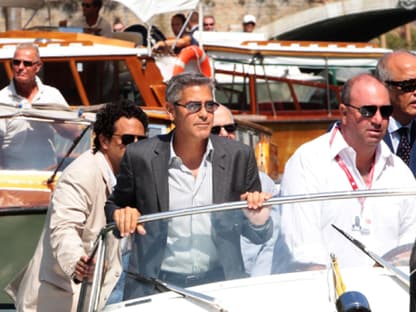 George Clooney kam mit einem Bötchen vorgefahren - Standard bei den Filmfestspielen in Venedig. Dort eröffnet sein Film "The Ides of March" die Festspiele