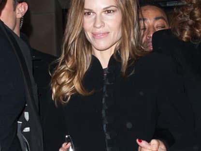 Mächtig Trubel bei der Anreise eines echten Hollywood-Stars: Hilary Swank ist in Paris und auf dem Weg zur Show von Giorgio Armani