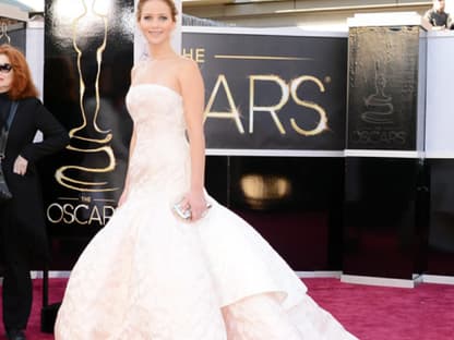 Ein echter Hingucker auf dem red carpet: Jennifer Lawrence! Zwar war ihr Treppen-Stolpler bei der Entgegennahme ihres Oscars das Tuschelthema des Abends, doch trotzdem flogen der 22-Jährigen die Herzen nur so zu. Vielleicht lag's an ihrer prinzessinnenhaften Dior-Robe?