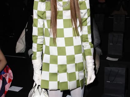 Da hat Anna Dello Russo sich selbst Schachmatt gesetzt! Als übergroßes Spielbrett kann man vielleicht zum Karneval gehen, aber nicht auf die Fashion Week!