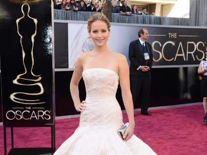 Prinzessinengleich schritt Aktrice Jennifer Lawrence bei den Oscars in dieser Christian-Dior-Robe über den Red Carpet. Dass sie anschließend bei der Preisverleihung über den opulenten Saum stolperte, vergessen wir mal. Designerin Alexandra Fischer-Roehler: „Toll, toll, toll! Ein ­gelungener Look von Kopf bis Fuß!“