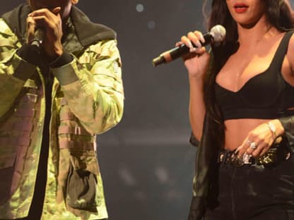 Ein bisschen Lady und ein bisschen Gaga: Rihanna gemeinsam mit ihrem Entdecker Jay-Z auf der Bühne