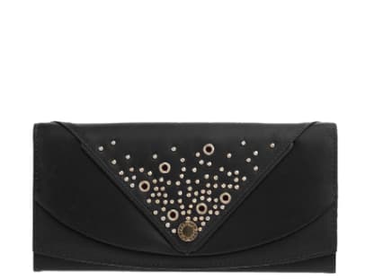 Kuverttaschen sind die neue Trend-Variante der Clutch. Mit Nieten von Fiorelli, ca. 60 Euro