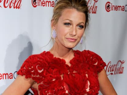 Sexy in Red: Die 23-jährige Blake Lively in einem Kleid von Marchesa