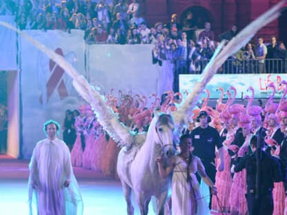 Wow, was für eine Eröffnungsshow! Die Veranstalter vom 19. "Life Ball" trumpfen immer wieder mit großen Überraschungen auf. So ließen sie dieses Mal ein als Pegasus kostümiertes Pferd, dem geflügelten Ross aus der griechischen Mythologie, über den Laufsteg laufen