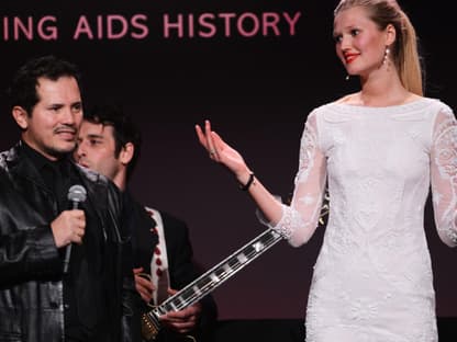 Toni Garrn und John Leguizamo auf der Bühne