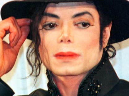 1997 wurde sein erster Sohn namens Michael Joseph jr. geboren, nur ein Jahr später kam seine Tochter Paris zur Welt. 1999 lässt sich der King of Pop von der Mutter seiner Kids scheiden. Er erhält das alleinige Sorgerecht