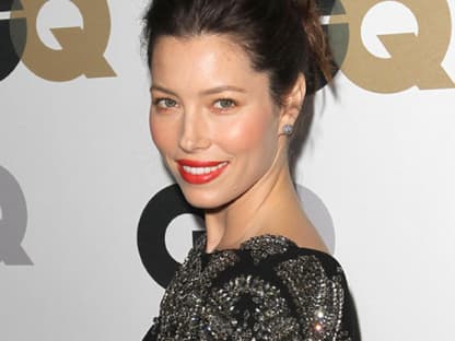 Jessica Biel strahlt in einer reich verzierten Robe von Antonio Berardi