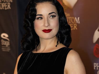 Stargäste in der "Neuen Flora" in Hamburg. Burlesque-Tänzerin Dita von Teese reiste extra für die Musicalpremiere von "Das Phantom der Oper" in die Hansestadt. Und auch diese Promis waren am Donnerstagabend, 28. November, dabei!