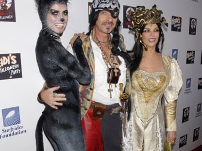 Die Halloween-Parties von unserer schönen Heidi sind legendär. Die Gäste sind, wie die Outfits, stets exklusiv. Hier posiert Heidi mit Thomas und Thea Gottschalk