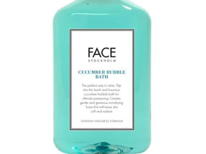 Von wegen Saure-Gurken-Zeit. Dieser Badeschaum riecht so herrlich erfrischend nach dem grünen Gemüse, so dass wir sofort baden gehen wollen! "Cucumber Bubble Bath" von Face Stockholm, 240 ml ca. 18 Euro