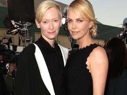 Tilda Swinton und Charlize Theron stellten sich für ein Foto auf