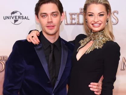 Nicht nur im Film kommen sich Tom Payne und Emma Rigby näher - auch auf dem roten Teppich wird ordentlich gekuschelt