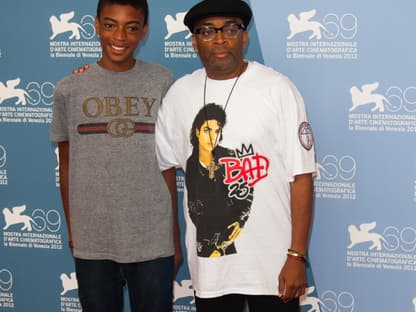 Spike Lee mit seinem Sohn Jackson. Der Regisseur wird am Lido mit dem "Jaeger-LeCoultre Glory to the Filmmaker Award" ausgezeichnet. Der Preis wird  an Regisseure vergeben, die mit ihren Werken das Kino der Gegenwart  geprägt haben