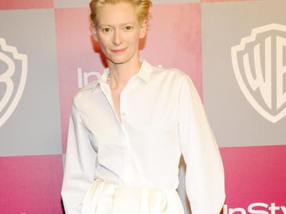 Tilda Swinton kam im androgynen Herrenhemd