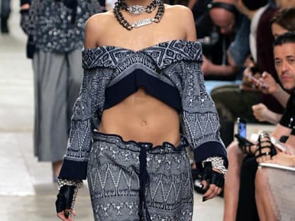 Das Model der Stunde, Cara Delevingne, zeigt bei Chanel die Wandelbarkeit des Bauchfrei-Looks. Très chic!