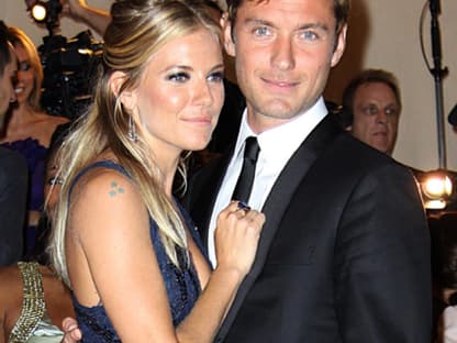 Auch Sienna Miller und Jude Law traf 2011 der Trennungs-Fluch: Nach einer langen On-/Off-Beziehung scheiterte im Februar ein erneuter Versuch die Beziehung aufrecht zu erhalten