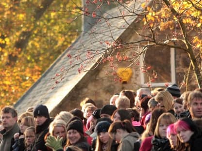 Treue Fans warteten gespannt auf das frischvermählte Brautpaar. Doch leider wurden sie enttäuscht, denn Owen und seine Braut konnten sich ungesehen aus der Kirche schleichen 