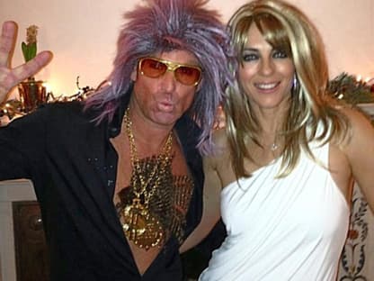 Welches Rockerpaar haben wir denn da? Shane Warne und Liz Hurley feierten Silvester auf einer 70er Jahre Party