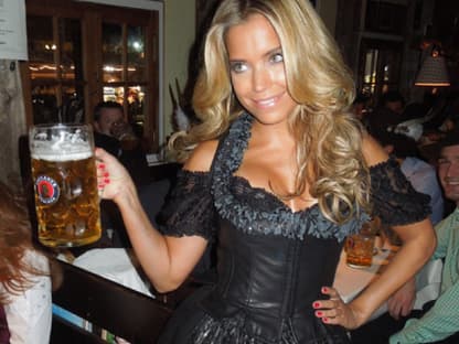 O' zapft is! Auch in diesem Jahr feiern die Promis wieder zünftig und so gar nicht züchtig das Oktoberfest in München. Auch Sylvie van der Vaart feiert im knappen Leder-Dirndl mit. Oh, la la!