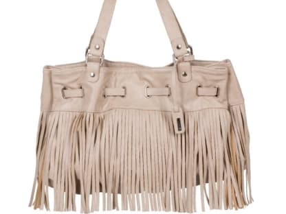 Von Rock-Glam bis Boho-Chic greifen sie alle aktuellen Mode´­trends auf. Fransentasche im Nude-Ton von L.Credi, ca. 60 Euro 