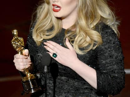 Adele gewinnt in der Kategorie "Bester Filmsong" mit ihrem Hit "Skyfall" für den gleichnamigen "James Bond"-Streifen "Skyfall". Sie ist gerührt und schluchzt bei ihrer Dankesrede ins Mikrofon