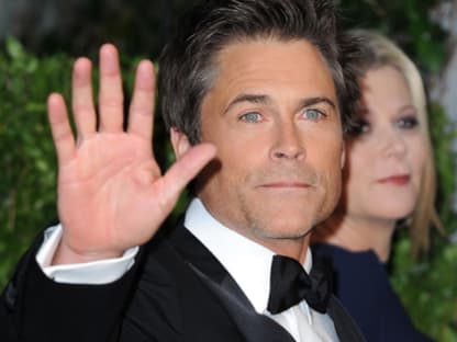 Rob Lowe﻿ winkt cool in die Kameras