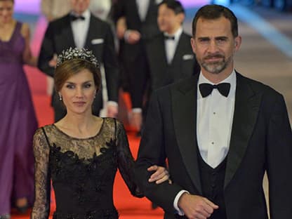 Als erstes reisen Prinzessin Letizia und Kronprinz Felipe von Spanien an. Die äußerst schlanke Prinzessin trug eine schwarze Robe ihres Lieblingsdesigners´ Felipe Varela