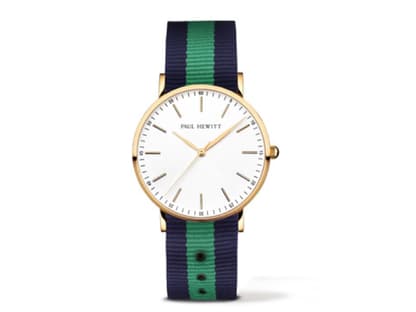 Es ist Zeit für einen neuen Handgelenk-Schmeichler. Wie wäre es mit dieser Uhr von Paul Hewitt, über <a title="https://kluengelkramshop.de/accessoires/paul-hewitt-nato-strap-uhr-herren-gold-blau-grün-0" href="https://kluengelkramshop.de/accessoires/paul-hewitt-nato-strap-uhr-herren-gold-blau-grün-0" target="_blank">kluengelkramshop.de,</a> ca. 160 Euro