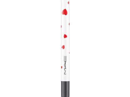 Für die unteren Lider hat sie zu einem schwarzen Kajal gegriffen, wie z. B. "Archie's Girls Pearlglide Intense Eyeliner Black Swan" von Mac, den sie einfach leicht verwischt hat. Ca. 18 Euro, limitiert