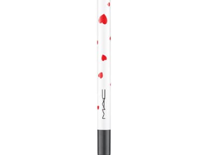 Für die unteren Lider hat sie zu einem schwarzen Kajal gegriffen, wie z. B. "Archie's Girls Pearlglide Intense Eyeliner Black Swan" von Mac, den sie einfach leicht verwischt hat. Ca. 18 Euro, limitiert