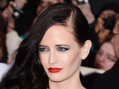 Eva Green erregte mit einem haarigen Malheur Aufsehen: Die Naturblondine hatte ihren hellen Haaransatz offenbar nicht gefärbt