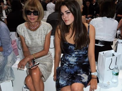 Trotz Krisengerüchte ist Vogue-Chefin Anna Wintour immer noch bei der Fashion Week dabei. Die Chefredakteurin hat offenbar noch nicht vor ihren Platz zu räumen