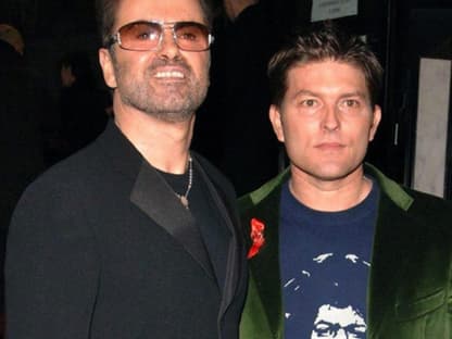 Auch eine Trennung 2011: George Michael und sein langjähriger Partner Kenny Goss gehen bereits seit zweieinhalb Jahren getrennte Wege. Doch erst im August 2011 rückte der Sänger mit der Sprache raus. Einer der Gründe für die Trennung, sei Goss’ Alkoholsucht gewesen