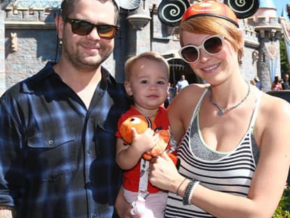 Familien-Ausflug: Jack Osbourne mit seiner Frau Lisa und Töchterchen im berühmten Disneyland