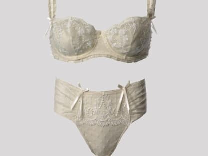 Satinschleifen von Janet Reger: Balkonett-BH ca. 110 Euro, Slip ca. 60 Euro