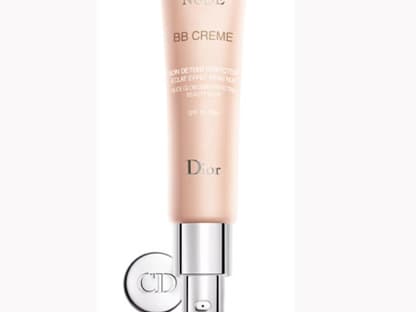 Auch Dior hat eine BB-Cream auf den Markt gebracht. Diese zieht sehr schnell ein, passt sich schön dem Hautton an und deckt kleinere Unreinheiten ab. "Diorskin Nude BB Cream, Nr. 2", 30 ml ca. 40 Euro